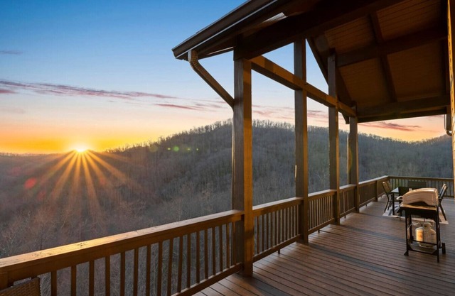 Mountain Stay, King Suite, Fireplace, and Mountain Views!