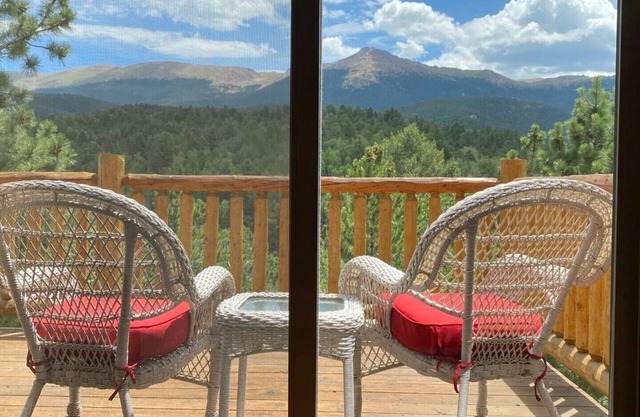 Mountain Sunrise Cabin with breathe taking views.