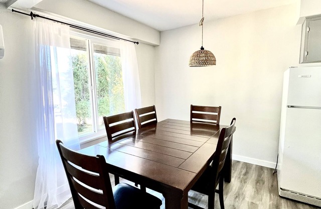 Mountain Top Floor Suite *Pet Friendly 2 Bedroom 1 Bath