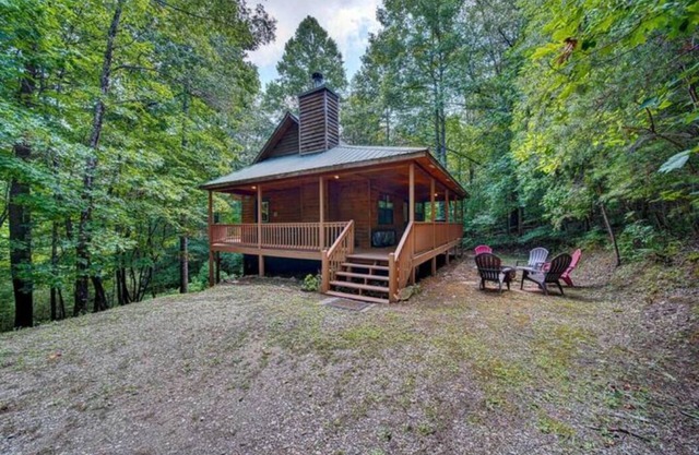 Mountain Top Retreat - Secluded Mountain Cabin close to North Carolina!