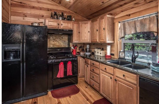 "Mountain Top" - Secluded, Private Hot Tub, Huge Decks, 360 degree views!!