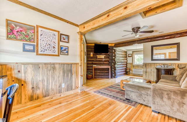 Mountain & valley-view dog-friendly cabin with courtyard, partial AC, and WiFi