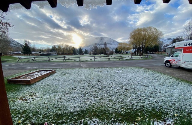 Mountain view 4 BR w/ two decks, fenced backyard, and wood-burning fireplace