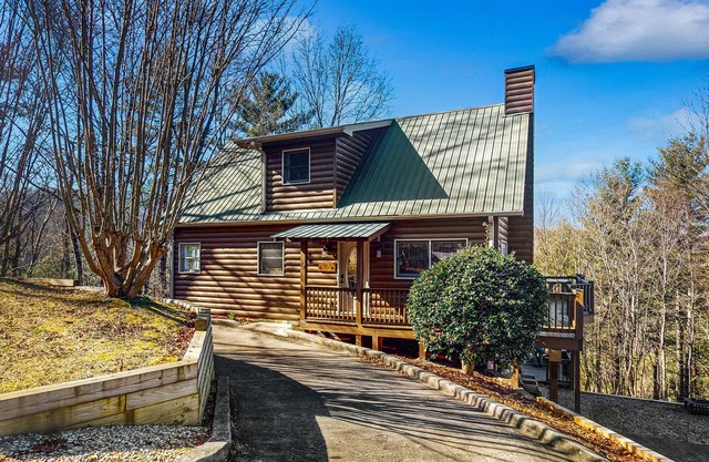 Mountain view cabin with game tables, large deck, hot tub, fireplace, & AC
