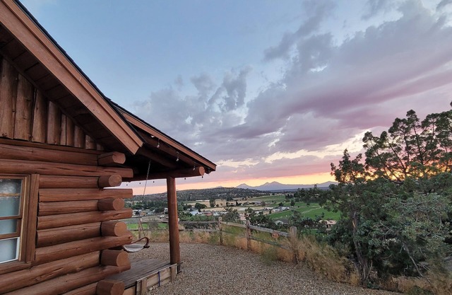 Mountain View Cabin Oasis near Smith Rock on Multi-acre Property, Dog-Friendly!