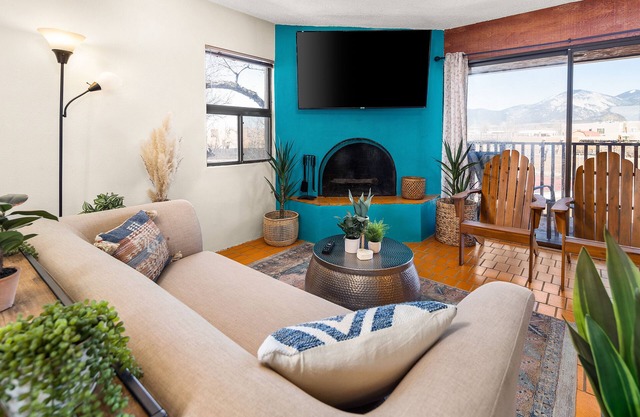 Mountain View Condo 25 min to Taos Ski Resort