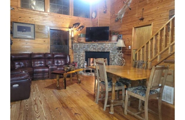 Mountain View Creekside Cabin on 12 Acres.