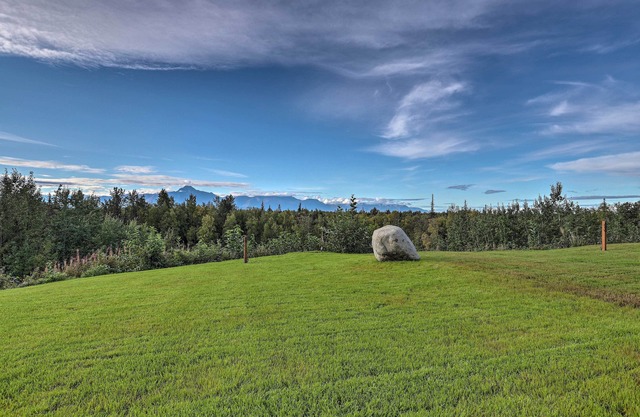Mountain-View Deck: Secluded Cottage in Palmer