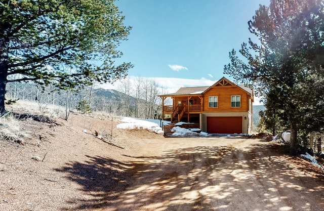 Mountain-view escape with private hot tub, fireplace, washer/dryer, and deck