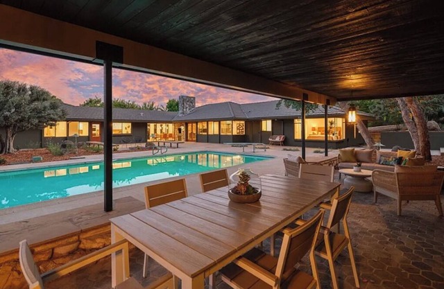 Mountain-View Estate GuestHouse: Tennis, Pool, Gym & Patio