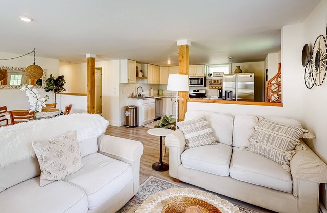 Mountain-view hideaway with swimming pond & washer/dryer - dogs welcome