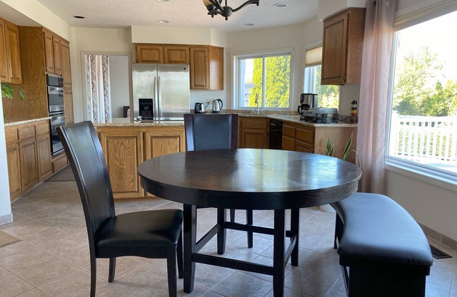 Mountain View home close to hiking trails, city and main attractions.