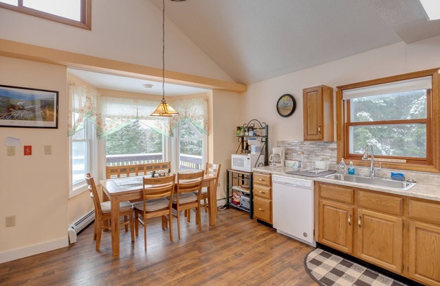 Mountain view home with snowmobile access; Close to Bretton Woods