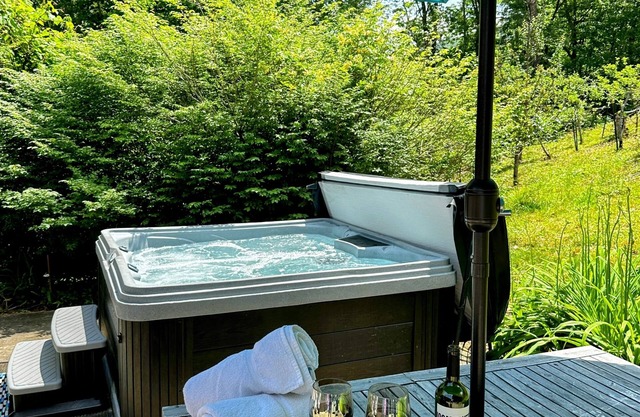 Mountain View & Hot Tub w/ 5 bedrooms