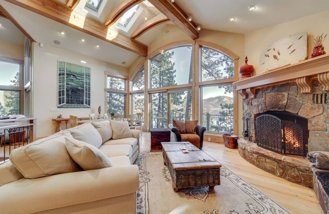 Mountain view house with deck, fireplaces, steam shower & views into lake
