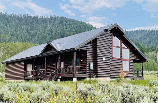 Mountain View Lodge 10 min to YNP+WiFi+Hot Tub+AC