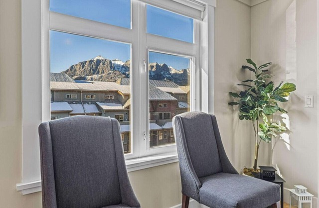 Mountain View Retreat: Elegant 3BR condo w/gym