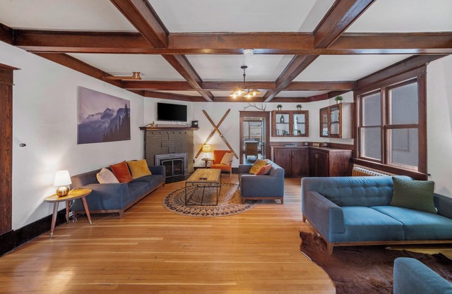 Mountain View Retreat in the heart of Banff - Massive House Sleeps 23