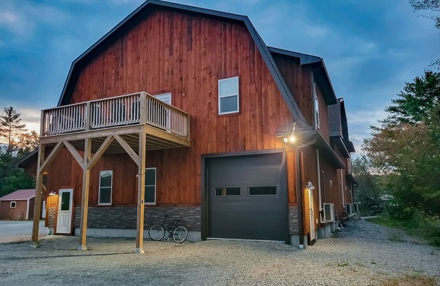 Mountain view retreat with furnished deck, kitchen, gas grill, & washer/dryer