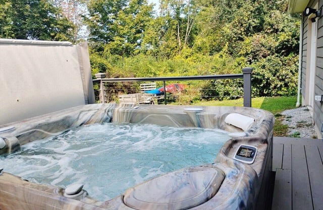 Mountain View Retreat w/ Hot Tub by Evergreen Home