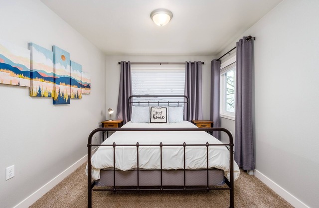 Mountain-view stay in a great location with a private balcony, & washer/dryer