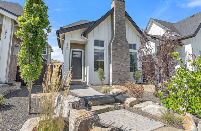 Mountain-view townhouse with outdoor pool, tennis, fireplace, W/D, patio, grill