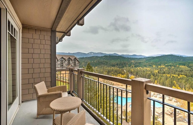 Mountain Views and Pool Access Cle Elum Condo!