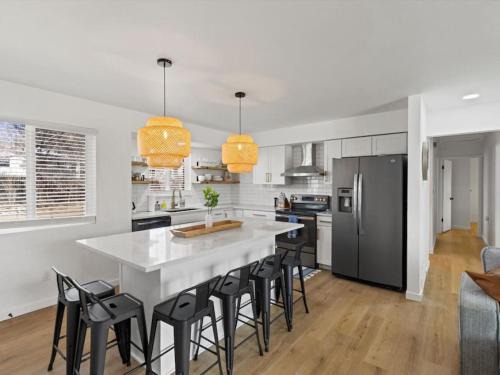 Mountain Views, Close to Attractions, Upper Unit