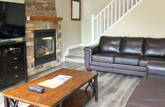 Mountain Views, Steps to BM Village, Hot Tub, BBQ.
