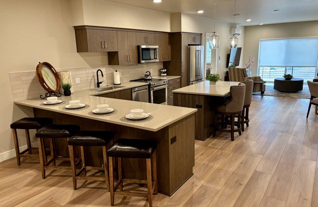 Mountain views condo with coffee/restaurant on first floor