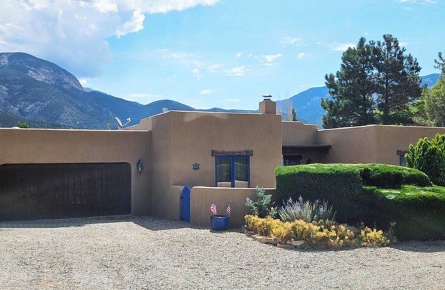 Mountain Views Hot Tub Access to Tennis Court and Indoor Pool