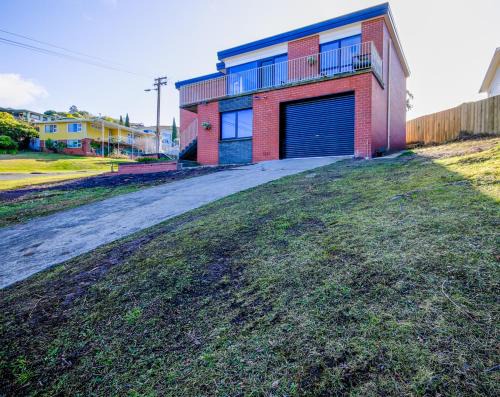 Mountain Views in a Quiet Neighbourhood also Close to CBD