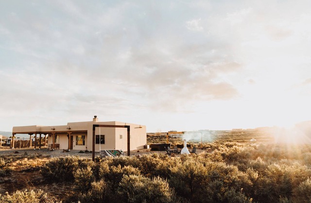 Mountain Views, Rave Reviews, Hot Tub, Kiva Fireplace, Outdoor Cone Firepit