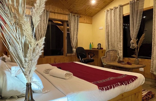 Mountain Water Stream,Cozy Retreat amongst Devdar Trees in charming Naggar