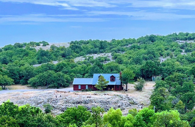 Mountainside cabin in Medicine Park-stunning views-borders Ft. Sill-Sleeps 16