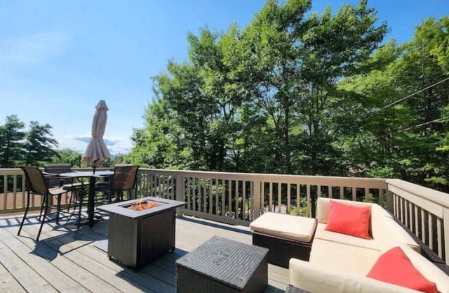 Mountainside chalet with a sauna and beautiful views near Lake Winnipesaukee NH!
