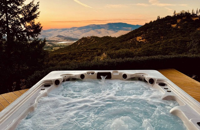 Mountainside Chateau spectacular views and sunsets. 15 min to downtown Ashland!