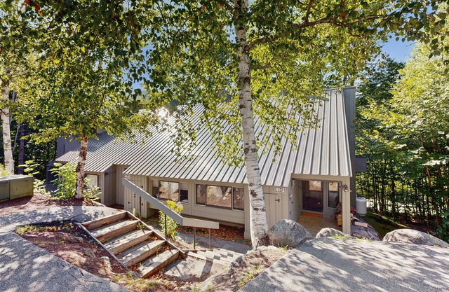 Mountainside condo w/ view, pool & rec room access, near skiing, town & hiking