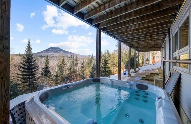 Mountainside Home In North Conway. Incredible Views, Hot Tub, Pets Allowed