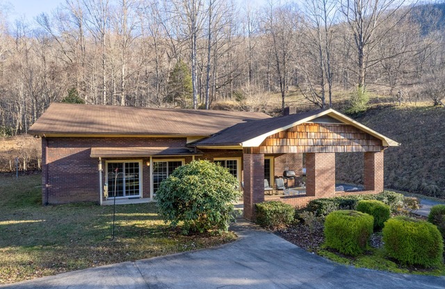 Mountainside house with long range views, pool table, firepit, & W/D