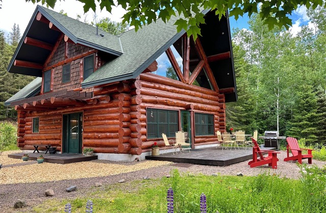 Mountainside Log Cabin on Caribou Lake