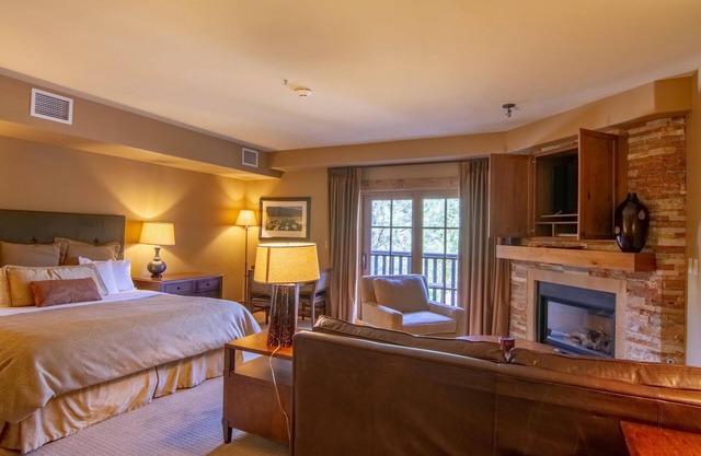 Mountainside Studio with Fireplace and Jet Tub
