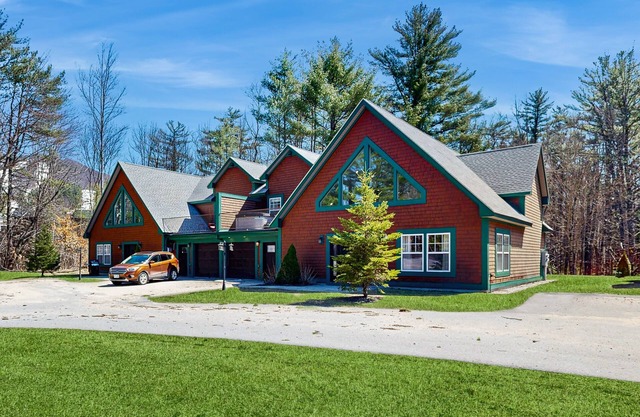 Mountainside townhome w/ hot tub: walk to lift & downtown
