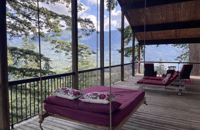 Mountaintop retreat with panoramic views 10 minutes from Cultus Lake.