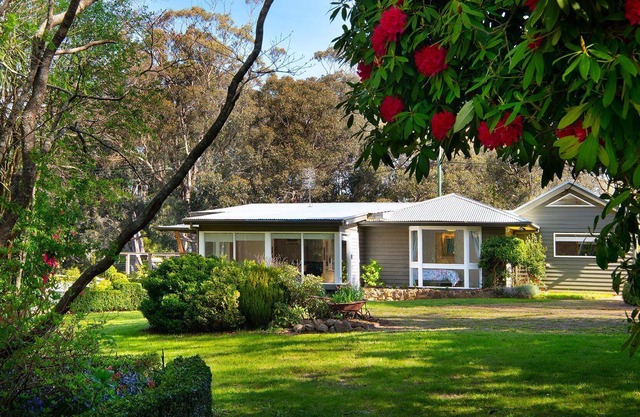 Moutan - stunning garden - pet friendly - free wifi - walking distance to town