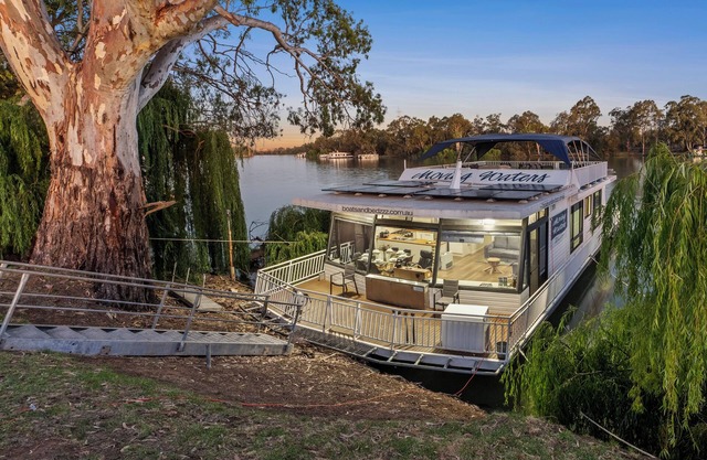 Moving Waters houseboat -moored accommodation