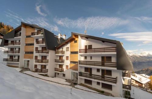 MP24 Ski in, out apartment on slopes with indoor private parking space