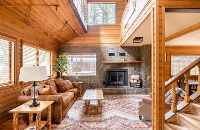 MT HOOD CABIN! Remodeled, 2500 sq ft, Sleeps 12!