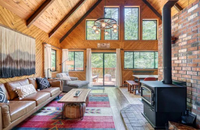 Mt. Hood Retro Modern Cabin- Seasonal Stream, Deck, Fire Pit, & HotTub-Dogs 👍
