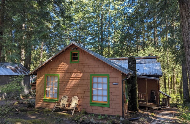 Mt Hood Riverfront Cabin with Hot Tub! Dog friendly!